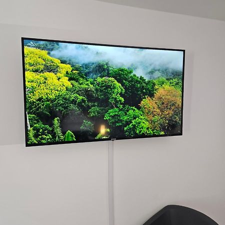 Modern Homes - Voll Ausgestatte Wohnung - Balkon - Hotelbetten - 4K Tv - Wlan Мёрс Экстерьер фото