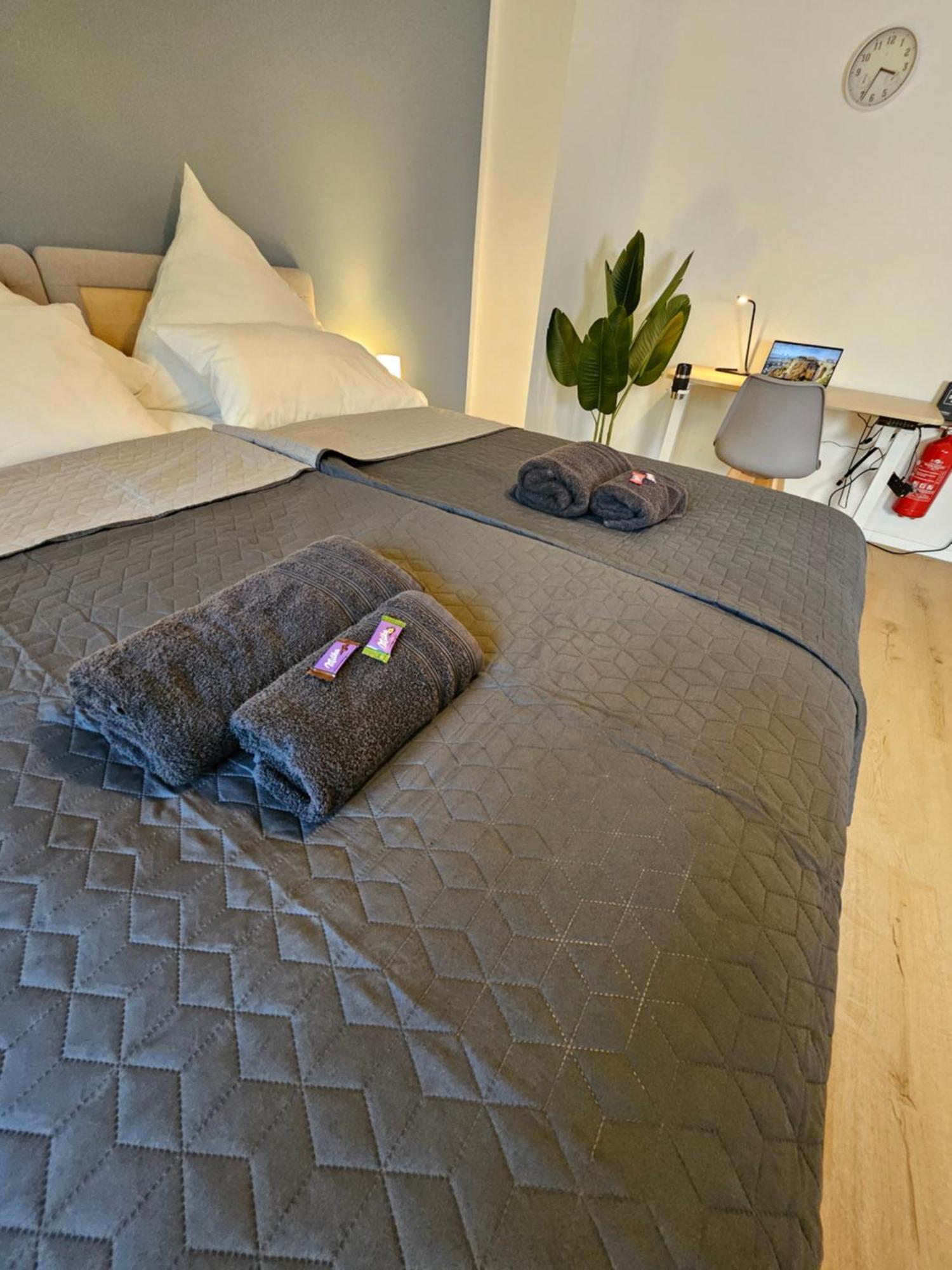 Modern Homes - Voll Ausgestatte Wohnung - Balkon - Hotelbetten - 4K Tv - Wlan Мёрс Экстерьер фото