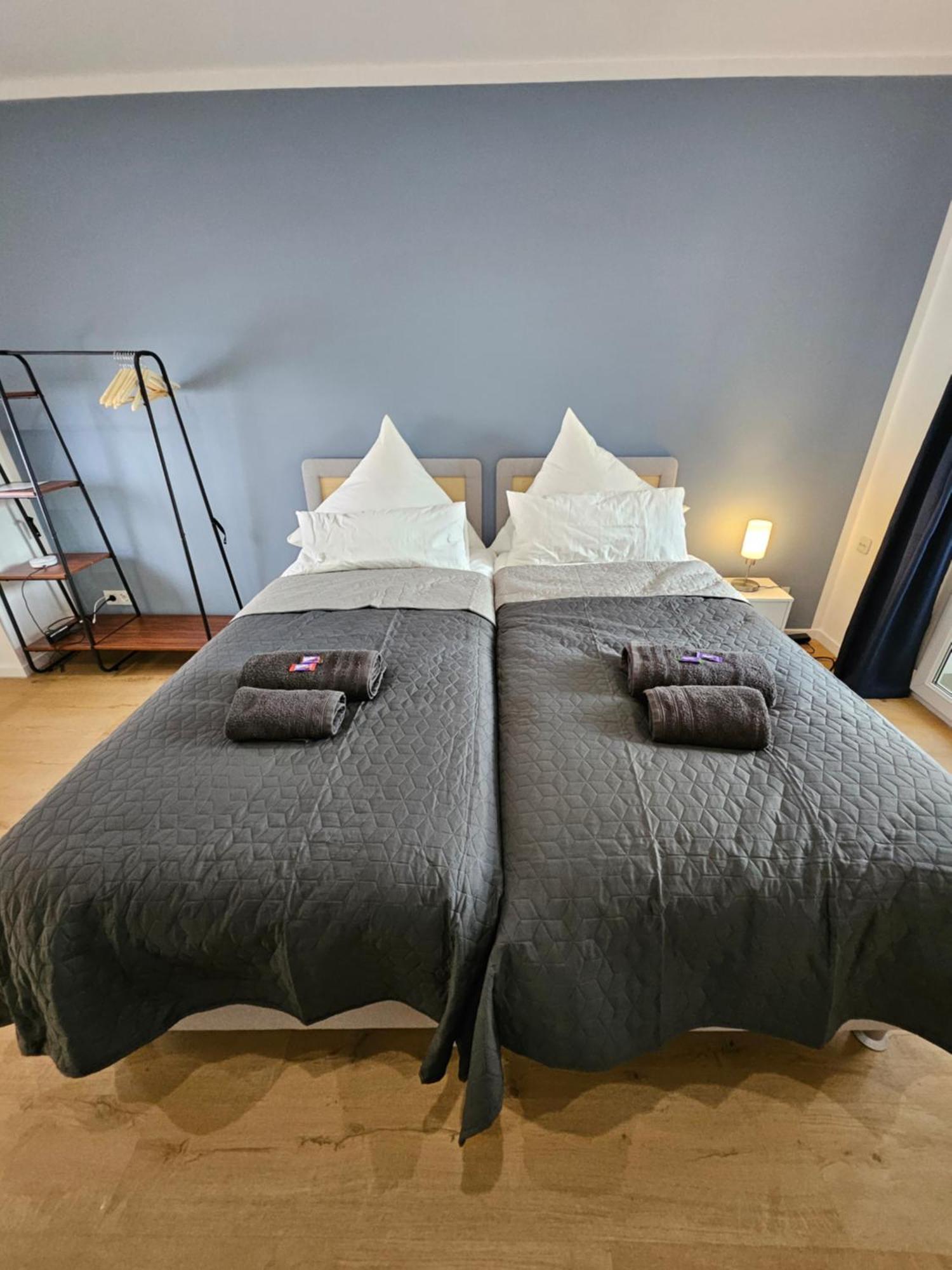 Modern Homes - Voll Ausgestatte Wohnung - Balkon - Hotelbetten - 4K Tv - Wlan Мёрс Экстерьер фото