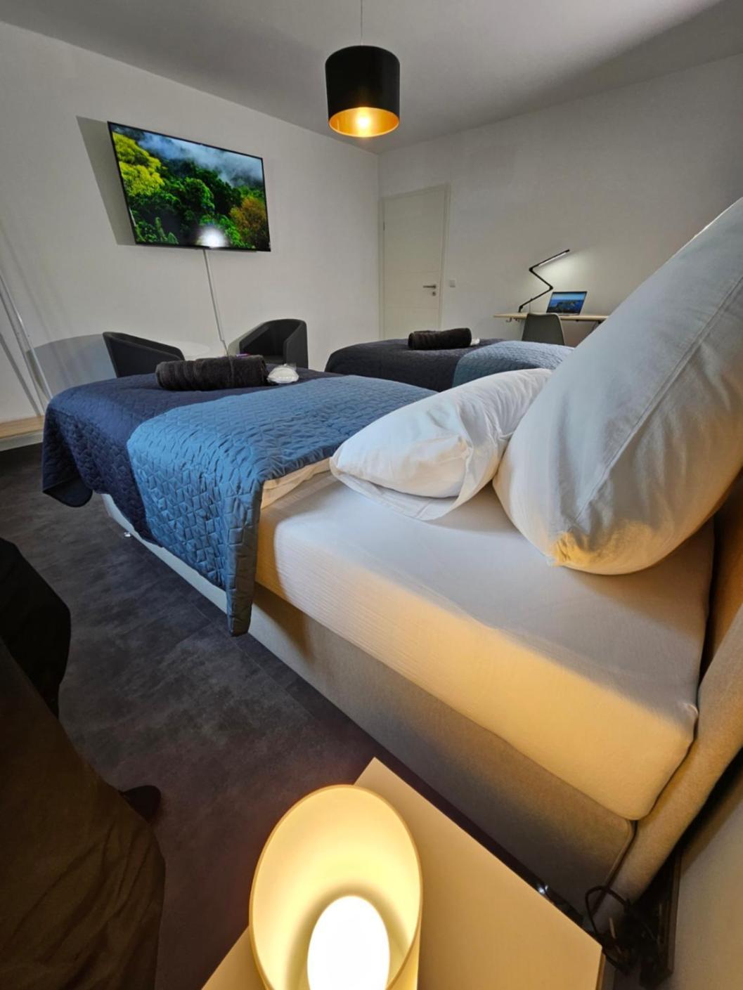 Modern Homes - Voll Ausgestatte Wohnung - Balkon - Hotelbetten - 4K Tv - Wlan Мёрс Экстерьер фото